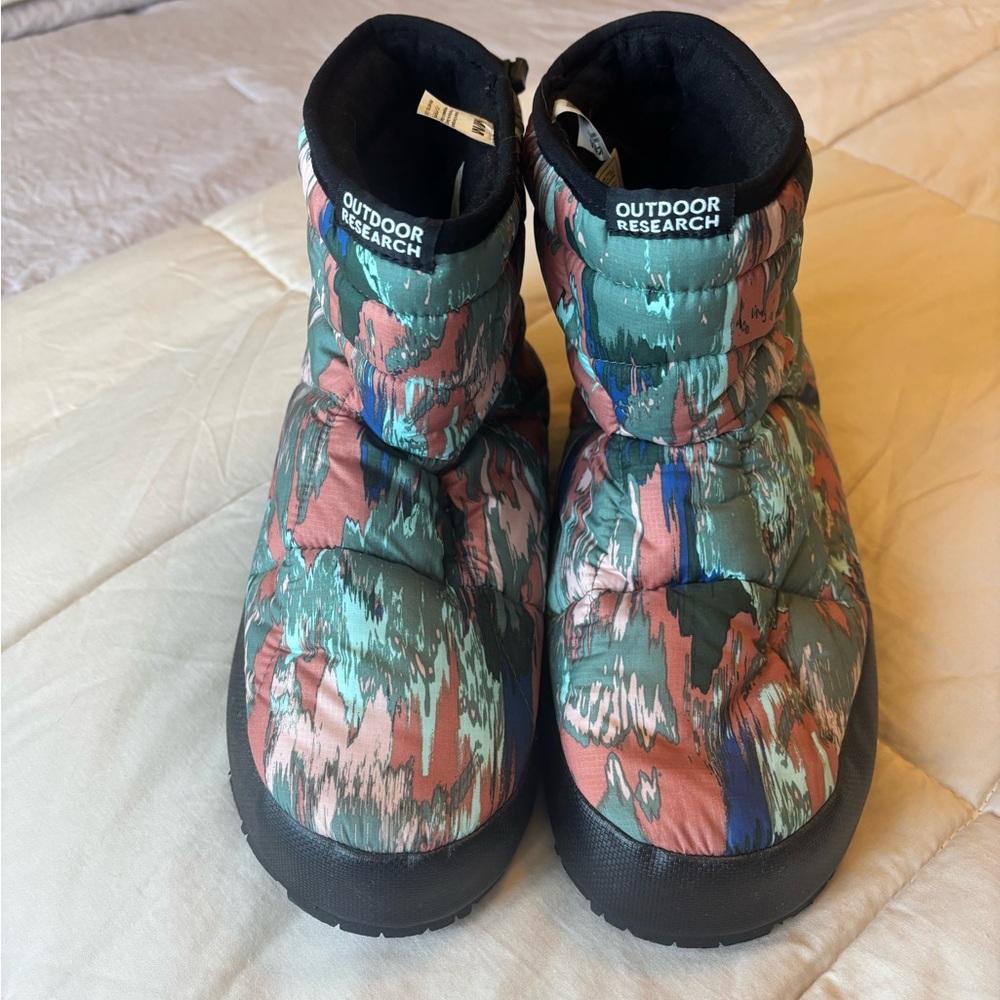 Outdoor Research Quilted Slip-On Booties in Teal, Rust & Blue size medium women